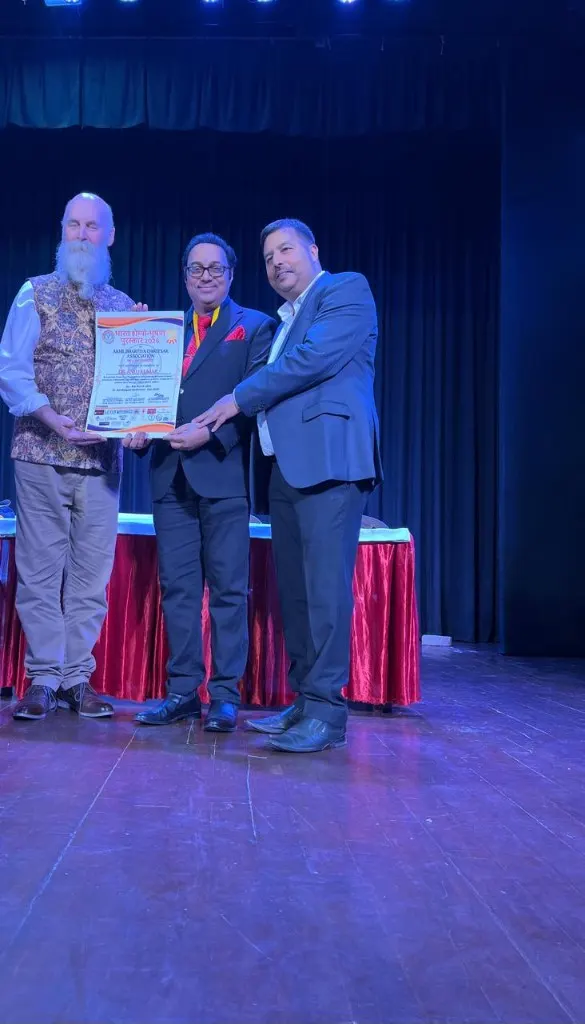 Dr. Anuj Kumar receiving Bharat Homo-Bhushan Puraskar
